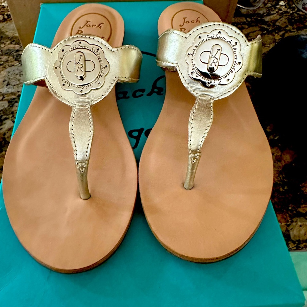 Jack Rogers LARISSA in Platinum with Turnlock logo. Size 6.